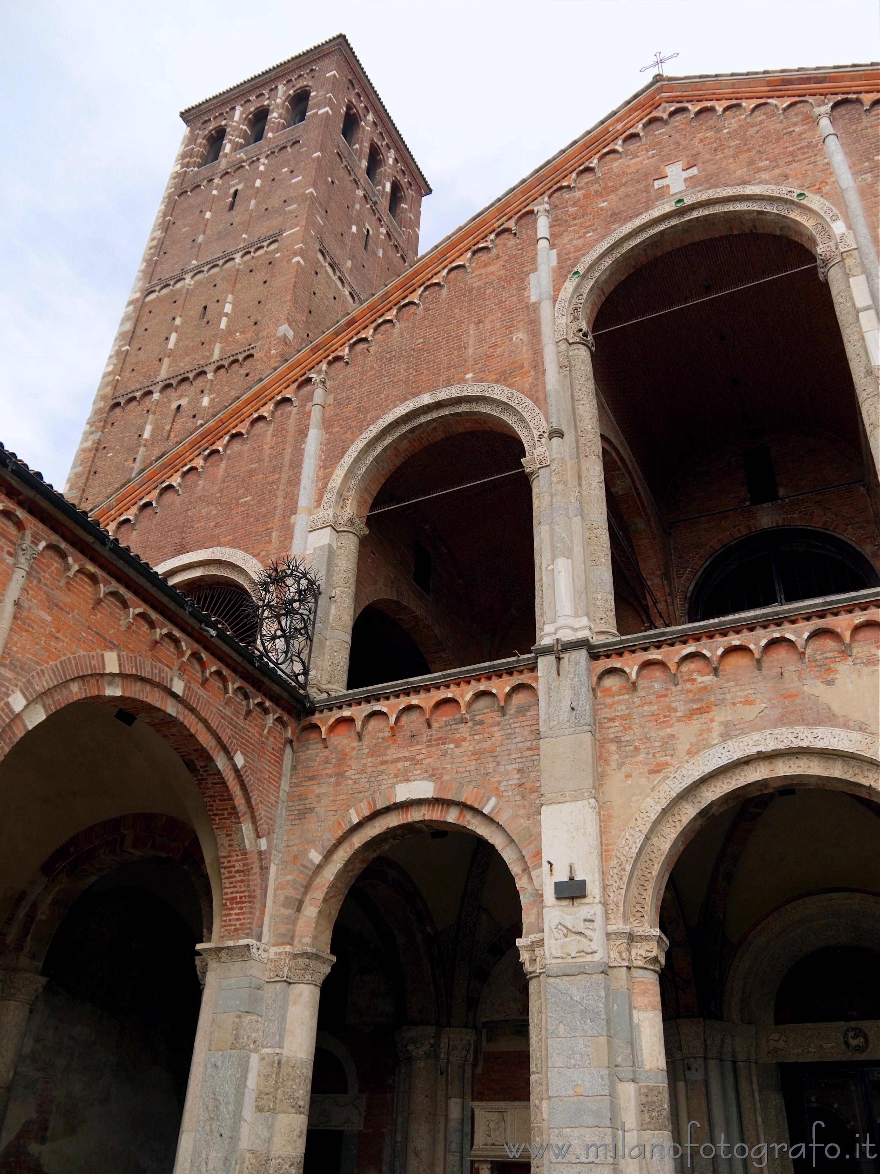 Milano - Dettaglio della facciata della Basilica di Sant'Ambrogio